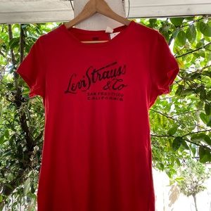 Levis red graphic crew neck Shirt NWT